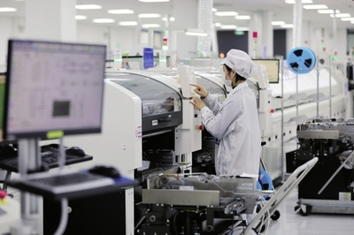 近年來,安徽省淮北市以長三角一體化發展為契機,相繼引進電子信息、裝備制造、新能源、新材料等產業項目,為當地經濟轉型發展提供有力支撐。圖為在淮北市烈山經濟開發區一家智能控制器生產企業,工人在車間內忙碌。新華社