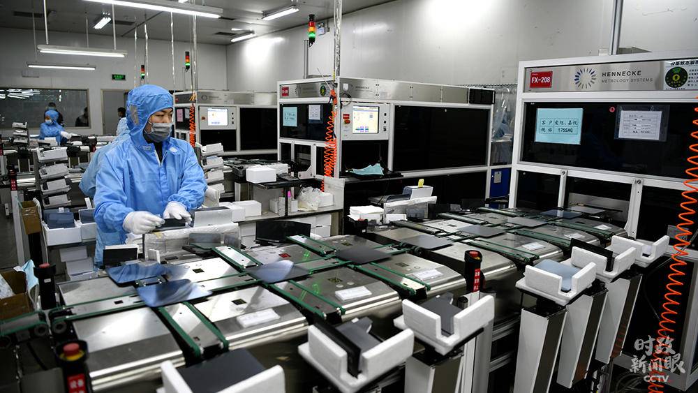 1月,江蘇東海高新區(qū)半導(dǎo)體材料生產(chǎn)企業(yè),工人在生產(chǎn)線上進(jìn).