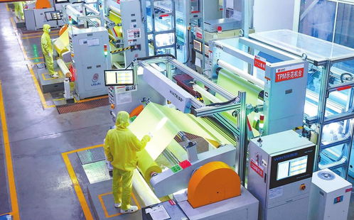 工人正在監(jiān)控設(shè)備運(yùn)行情況